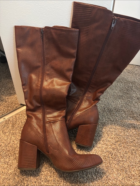 Shoes - Women's Brown Textured Mid-Calf Block Heel Boots